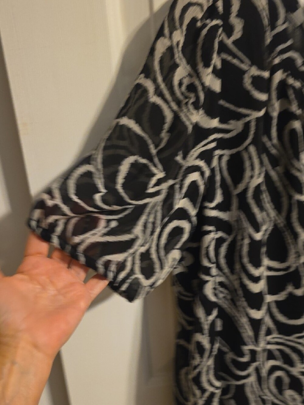 LOFT Black and White Abstract Flutter Sleeve Blouse - Picture 6 of 7